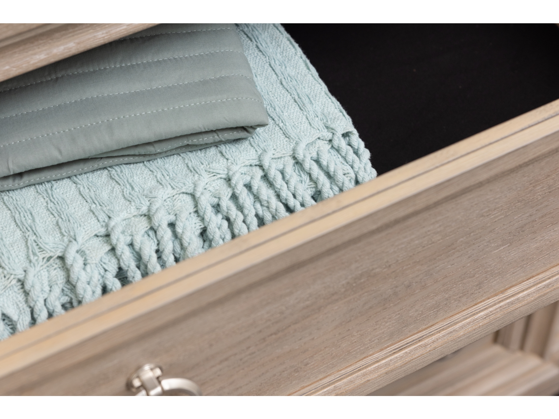 Jorlaina 9 Drawer Dresser - Image 6