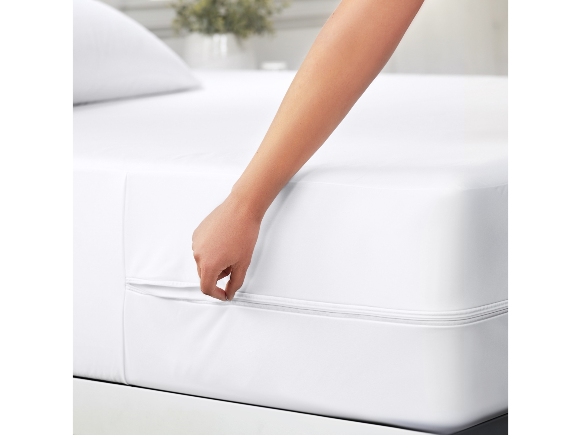 M60000093_2 iEnjoy Home Zippered King Bed Bug and Spill Proof Mattress Protector - Image 1